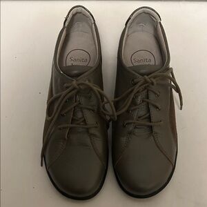 New never worn Sanita Olive Leather Lace-Up Shoes. size Euro 39